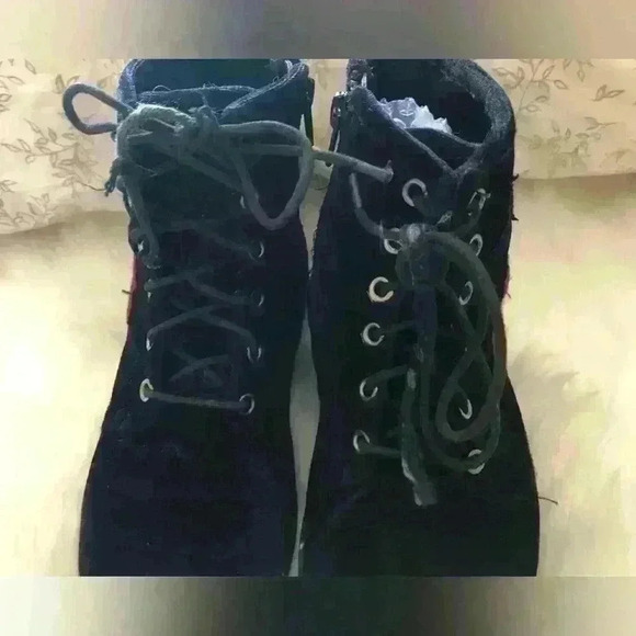 Steve Madden Black Velvet Embroidered Rose Combat Style Boots Youth Girls 4 - Picture 4 of 7